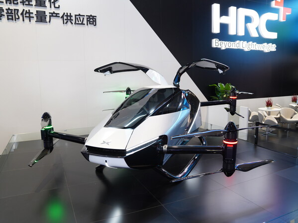 进博会上展示的由HRC协助小鹏汇天打造的 “旅航者X2” 飞行汽车